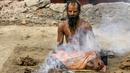 Seorang sadhu (orang suci Hindu) melakukan ritual selama festival Hindu 'Maha Shivaratri' di Kathmandu (20/2/2020). Festival ini  didedikasikan untuk 'Malam Besar Siwa', dewa Hindu yang berdoa dan berpuasa bagi orang percaya. (AFP/Prakash Mathema)