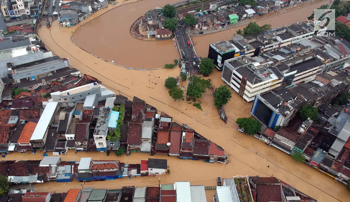 Kondisi Jalan Jatinegara Barat yang tergenang banjir akibat luapan sungai Ciliwung, Jakarta Timur, Selasa (6/2). Genangan tersebut membuat lalu lintas Jalan Jatinegara Barat terputus. (Liputan6.com/Arya Manggala)