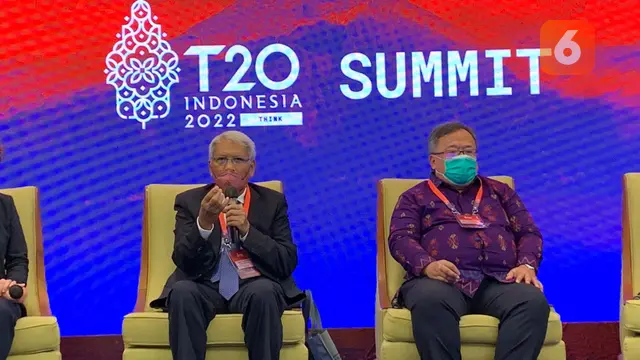 Kedua Lead Co-Chairs KTT T20 yang digelar di Nusa Dua, Bali. Prof Djisman Simanjuntak (kiri) dan Prof. Bambang Brodjonegoro (kanan) pada sesi press conference, Senin (5/9/2022). (Liputan6/Benedikta Miranti T.V)