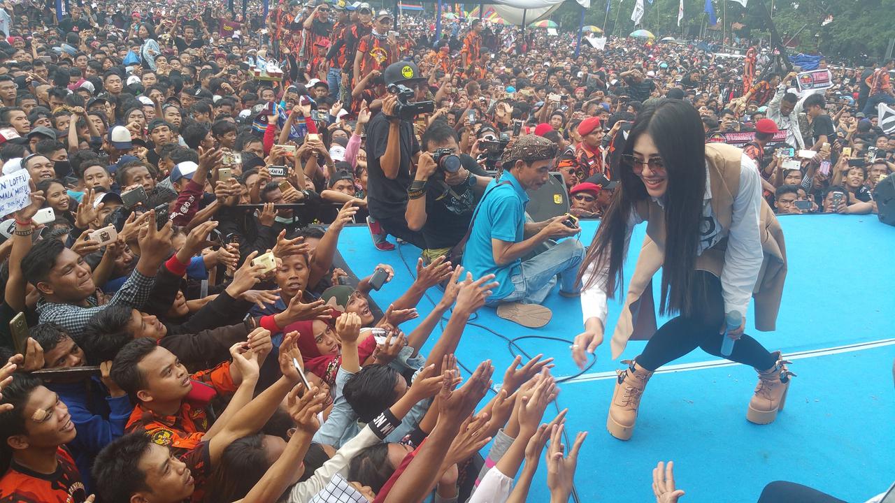 Pedangdut Via Valen menghibur para pendukung bakal calon Wali Kota Tegal  Tegal Dedy Yon Supriyono dan Jumadi (Liputan6.com/Fajar Eko Nugroho)