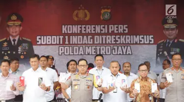 Kapolda Metro Jaya Irjen Pol Gatot Eddy Pramono menunjukkan barang bukti kasus penyelundupan perangkat telekomunikasi elektronik di Polda Metro Jaya, Jakarta, Kamis (29/8/2019). (Liputan6.com/Immanuel Antonius)