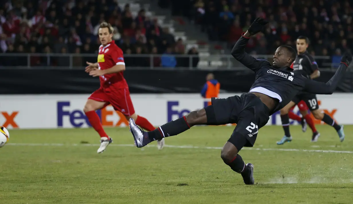  Pemain Liverpool, Daniel Origi mendapat peluang cetak gol pada pada lanjutan UEFA Europa League grup B di Stadion  Tourbillon, Sion, Switzerland, Jumat (11/12/2015) dini hari WIB. (Reuters/Lee Smith)