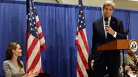 Menteri Luar Negeri AS John Kerry (kanan)  dan aktris Angelina Jolie saat menghadiri acara buka puasa lintas agama di  All Dulles, Area Muslim Society, Virginia, AS, (20/6). Kegiatan ini juga untuk memperingati Hari Pengungsi Dunia. (YURI GRIPAS / AFP)