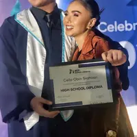 Yuni Shara menghadiri wisuda anaknya dengan penampilan formal kasual. Seperti biasanya, ia pun tampil awet muda meski usianya kepala 5. Credit: (@yunishara36)