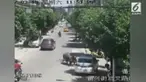 Seekor banteng lepas di tengah kota Meizhou setelah dipindahkan. Banteng ini berlari di tengah jalan dan mulai menyerang warga.
