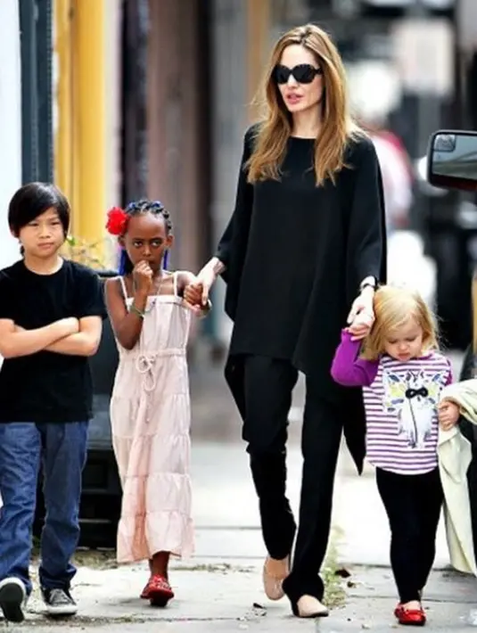 Di akun instagram, Angelina Jolie unggah foto dengan tulisan, “Aku ingin bekerja; melihat anakku tumbuh; Aku ingin berpetualang, mengunjungi semua Negara mereka: belajar dan hidup dengan kebudayaannya” (27/9). (Instagram/Angelinajolieofficial)