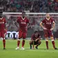 Ekspresi tegang para pemain Liverpool saat babak adu penalti melawan Atletico Madrid di laga final Audi Cup 2017 di Stadion Allianz, Munchen, Rabu (2/8/2017). Atletico Madrid menang 5-4 atas Liverpool melalui babak adu penalti. (AFP/Christof Stache)