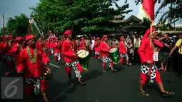 Sejumlah prajurit Pakualaman mengikuti pawai budaya nusantara  sebagai upaya mendukung gerakan pencegahan paham radikal terorisme dan ISIS di Maliboro, Yogyakarta, (29/10/2015). Acara ini digelar Badan Nasional Penanggulangan Terorisme. (Boy T Harjanto)