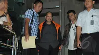 Sutan Bhatoegana keluar dari gedung KPK usai menjalani pemeriksaan oleh penyidik, Jakarta, Senin (23/2/2015). Sutan menjadi tersangka kasus korupsi di Kementerian ESDM (Liputan6.com/Herman Zakharia)