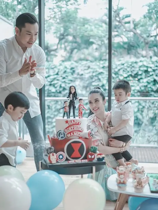Salah satu kue tampak bertema Avengers yang merupakan favorit dari kedua buah hati Sandra Dewi. (Foto: instagram.com/sandradewi88)