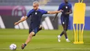 Sergino Dest (kiri) mengikuti sesi latihan resmi di Stadion Al-Gharafa SC, Doha, Senin (28/11/2022). Bek timnas AS ini telah bergabung dengan AC Milan, setelah sebelumnya beraksi di klub Barcelona. (AP Photo/Ashley Landis)