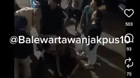 Pemuda Dikeroyok hingga Terjatuh ke Lantai Dasar Pasar Grogol