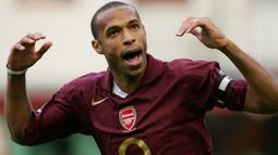 1. Thierry Henry (Prancis) - Legenda Arsenal ini berhasil mencetak 175 gol dalam 258 laga di Liga Inggris. (Photo by CARL DE SOUZA / AFP)