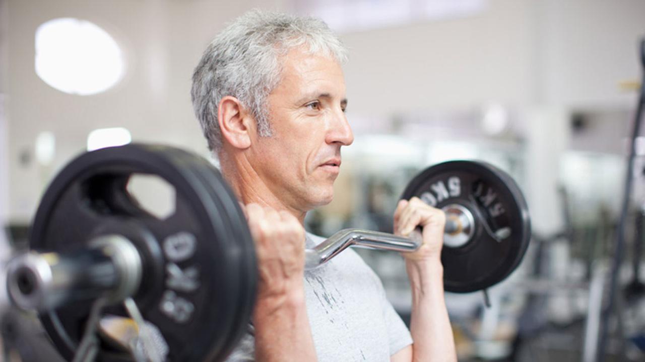 Latihan beban (Foto: nextavenue.org)