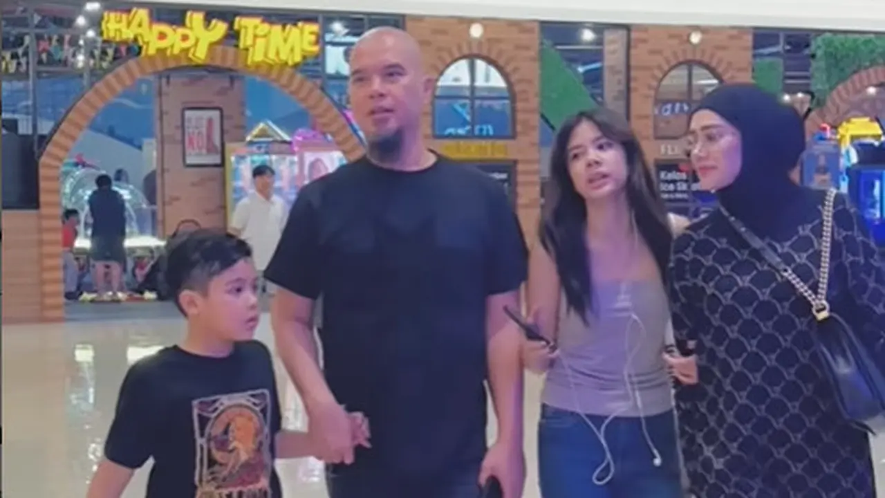 Momen liburan Ahmad Dhani dan Mulan Jameela bersama anak-anaknya. [Foto: Instagram/mulanjameela1]