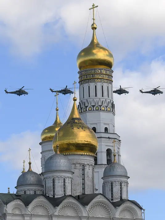 Helikopter Rusia Mi-8 dan Mi-26 terbang di atas katedral Kremlin saat latihan untuk parade militer Hari Kemenangan di Moskow, Kamis (4/5). Rusia akan merayakan HUT ke-72 dari kemenangan atas Nazi Jerman pada 9 Mei 1945. (AFP PHOTO / Natalia KOLESNIKOVA)
