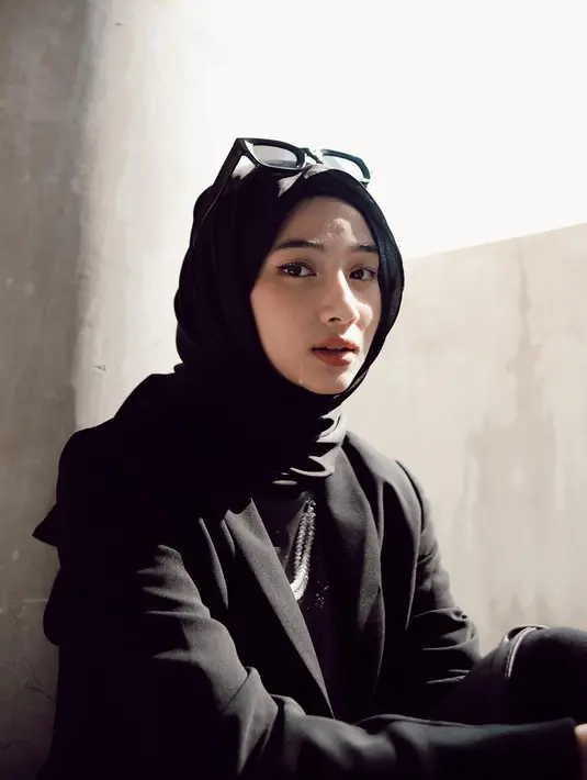 Gaya OOTD Ansellma Putri sangat kece ketika berhijab. Hijab hitam yang dikenakannya berhasil dipadupadankan dengan apik oleh Ansel. Jas hitam kian menyempurnakan penampilan Ansel yang sangat cantik mengenakan outfit serba hitam. (Liputan6.com/IG/@ansellmaputri)
