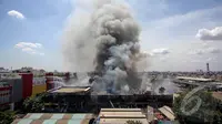 Asap kobaran api kebakaran Pasar Senen saat dilihat dari kejauhan (Liputan6.com/Faizal Fanani)
