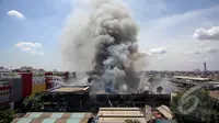 Asap Hitam Mengepul di Pasar Senen, 2 Ibu Pingsan