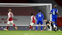 Kiper Arsenal Bernd Leno (kedua kanan) mencetak gol bunuh diri saat melawan Everton pada pertandingan Liga Inggris di Emirates Stadium, London, Inggris, Jumat (23/4/2021). Arsenal kalah 0-1 dari Everton. (Michael Regan/Pool via AP)
