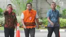 Pengacara Arif Fitrawan (tengah) tiba untuk pemeriksaan di gedung KPK, Jakarta, Rabu (12/12). Arif Fitrawan menjalani pemeriksaan perdana setelah ditetapkan sebagai tersangka dugaan suap penanganan perkara di PN Jakarta Selatan. (Merdeka.com/Dwi Narwoko)