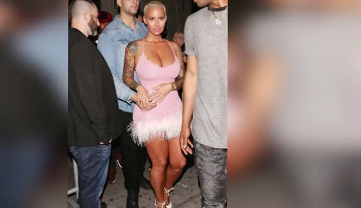 Kabar lain mengatakan, belum lama ini Amber disiarkan tengah menjalin hubungan dengan pemain basket terkenal Odell Beckham Jr. Keduanya hadir bersama dalam acara Coachella awal bulan lalu. (doc.Ace Showbiz)