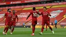 Gelandang Liverpool, Roberto Firmino (kanan) bersama rekannya Sadio Mane merayakan gol yang dicetak ke gawang Aston Villa dalam lanjutan Premier League 2019-2020, Minggu (5/7/2020). Liverpool berhasil meraih kemenangan atas Aston Villa dengan skor 2-0. (Paul ELLIS / POOL / AFP)
