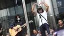 Grup musik Slank tampil dalam Aksi Simpatik Jurus Tandur Dukung KPK, Jakarta, Kamis (13/7). Acara diadakan sebagai bentuk dukungan terhadap KPK serta penolakan hak angket yang dilakukan DPR kepada lembaga antikorupsi itu. (Liputan6.com/Immanuel Antonius)