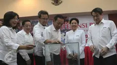 Ketua PMI Provinsi DKI Jakarta Rini Sutiyoso (ketiga kanan) saat melihat proses penghimpuna dana di Gedung PMI Jakarta, Jumat (16/10/2015). PMI bersama para kalangan pengusaha melakukan kegiatan bulan dana PMI 2015. (Liputan6.com/Angga Yuniar)