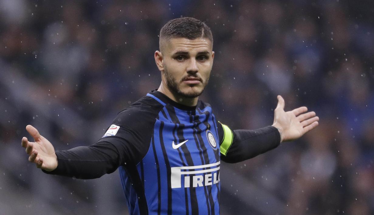 Striker Inter Milan, Mauro Icardi, tampak kecewa usai ditahan imbang Torino pada laga Serie A Italia di Stadion San Siro, Milan, Minggu (5/11/2017). Kedua klub bermain imbang 1-1. (AP/Luca Bruno)
