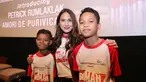 Pevita Pearce merangkul dua cast Rumah Merah Putih. Pevita terlihat sangat cantik dengan rambut coklatnya. Senyum bahagia terpancarkan Pevita saat screening Film Rumah Merah Putih di Epicentrum (KapanLagi.com/Adrian Utama Putra)