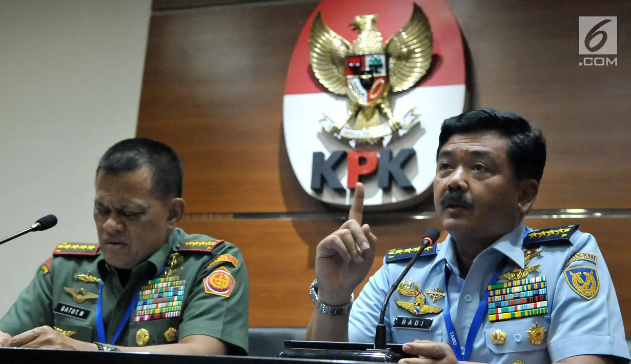 Panglima TNI Jenderal TNI Gatot Nurmantyo (kiri) bersama KSAU Marsekal TNI Hadi Tjahjanto memberikan konferensi pers kasus dugaan korupsi pembelian Helikopter Agusta Westland (AW) 101 di Gedung KPK, Jakarta, Jumat (26/5). (Liputan6.com/Helmi Afandi)