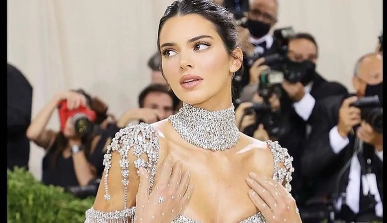 Serupa dengan gaun yang dikenakan Emily Blunt, Kendal Jenner juga tampil seksi dengan gaun transparan bertabur kristal dari Givenchy. (Foto: quiencom)