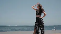 Berlibur ke pantai, aktris kelahiran 1995 ini mengenakan satu set atasan dan celana bermotif yang didominasi warna hitam. (Liputan6.com/IG/@yukikt)