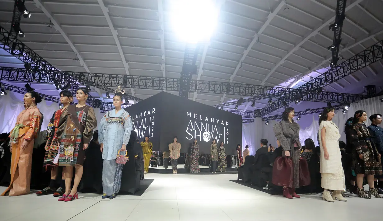 Para model berjalan mengelilingi landas peraga yang dibuat memutar di antara kursi penonton. Bagian tengahnya diisi layar LED yang menampilkan visual yang menjadi inspirasi tiap-tiap koleksi. [Fimela/Bambang E. Ros]