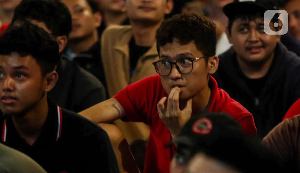Ketegangan tergambar dalam raut wajah suporter timnas Indonesia U-23 saat nonton bareng perjuangan Garuda Muda melawan Guinea. (Liputan6.com/Herman Zakharia)