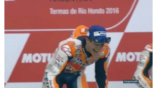 Video kejadian memalukan yang dialami pebalap MotoGP Marc Marquez dipodium MotoGP Argentina pada Senin (04/04/2016) dini hari WIB.