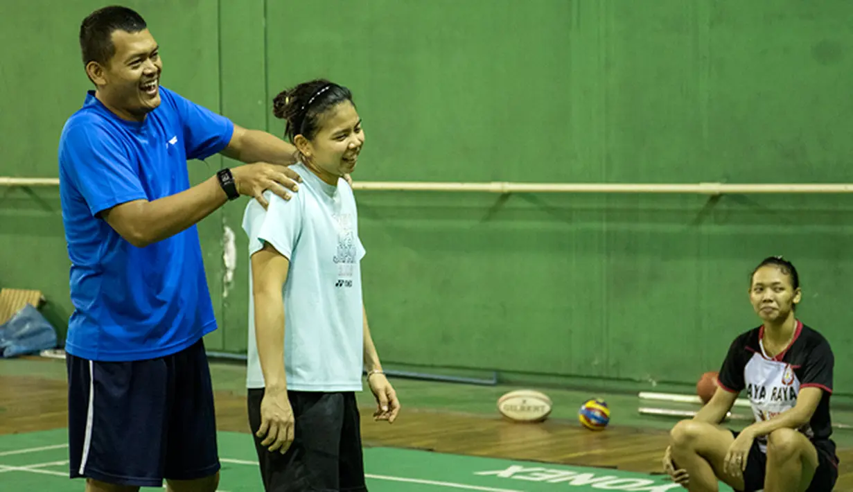 Greysia Polii dipijat oleh tim fisioterapi usai menjalani latihan jelang Kejuaraan Dunia BWF 2015 di Pelatnas Cipayung, Jakarta, Kamis (6/8/2015). (Bola.com/Vitalis Yogi Trisna)
