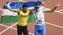 Sakhatov Miran atlet cabang para atletik asal Uzbekistan didampingi pemandunya di nomor lari 400 meter putra klasifikasi T11 pada Asian Para Games 2018, di Stadion Utama Gelora Bung Karno Jakarta, Kamis(11/10/2018).  (Bola.com/Peksi Cahyo)