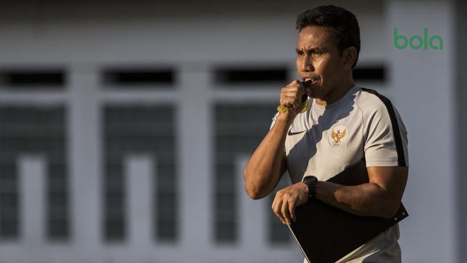 Pelatih Timnas Indonesia, Bima Sakti, memberikan instruksi saat latihan di Stadion Wibawa Mukti, Jawa Barat, Senin (10/9/2018). Latihan ini persiapan jelang laga uji coba melawan Mauritius. (Bola.com/Vitalis Trisna)