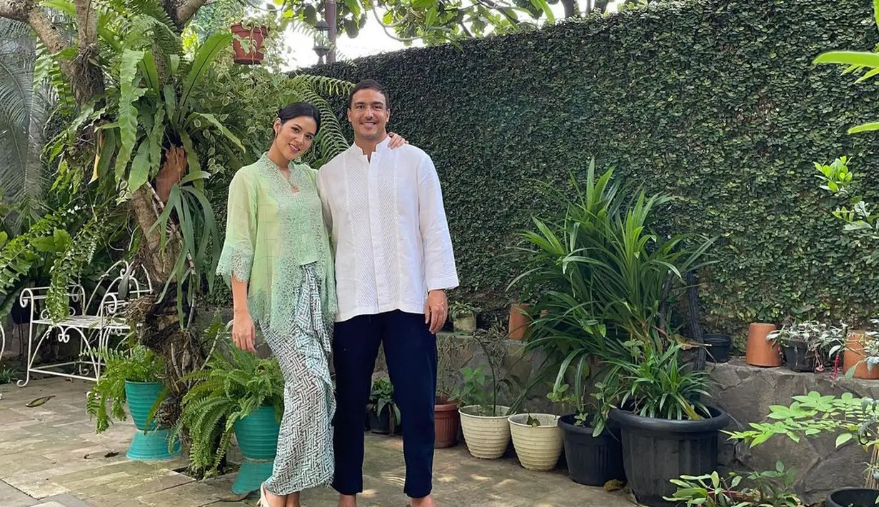 Gaya Lebaran Raisa dengan baju model kebaya encim warna cokelat dan rok batik (Foto: Instagram @raisa6690)