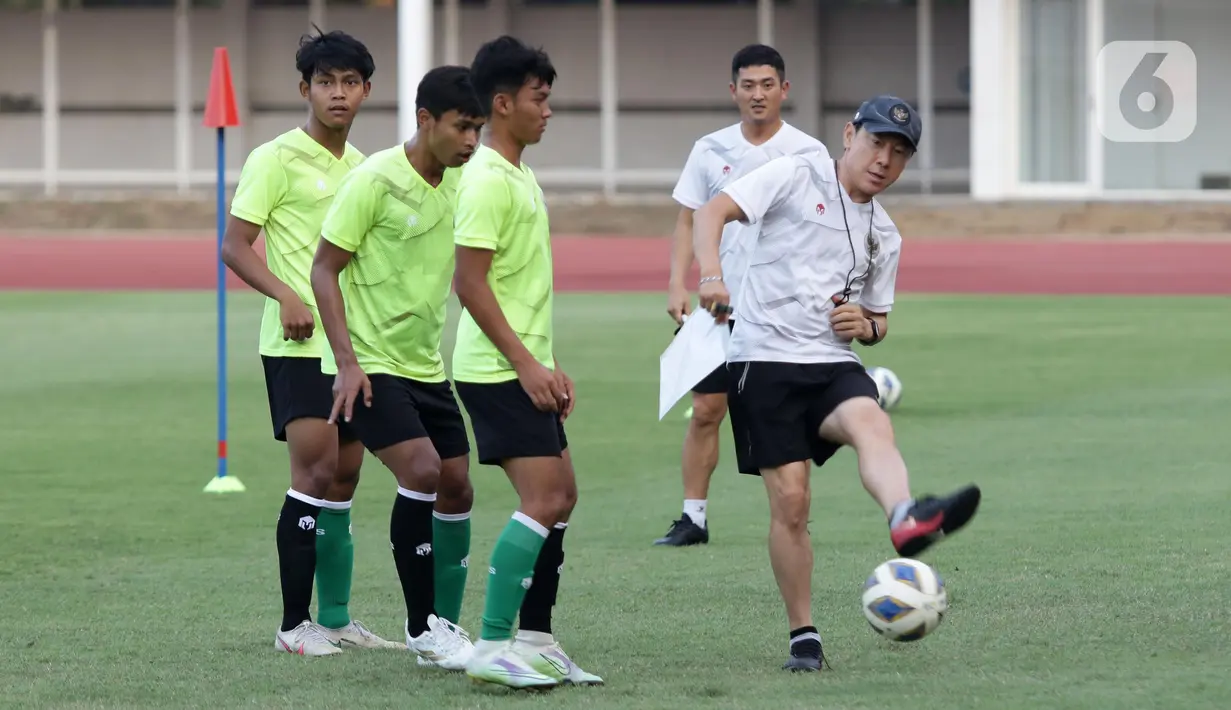 Pelatih Kepala Timnas Indonesia, Shin Tae-yong (kanan) saat melatih Timnas Indonesia U-19 di Stadion Madya Gelora Bung Karno, Jakarta, Selasa (21/6/2022). Timnas Indonesia U-19 dalam mengarungi Piala AFF U-19 2022 tergabung dalam Grup A bersama Vietnam, Thailand, Myanmar, Brunei Darussalam, dan Filipina. (Liputan6.com/Helmi Fithriansyah)
