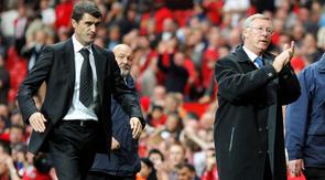 Manajer Manchester United, Alex Ferguson (kanan), dan manajer Sunderland, Roy Keane, meninggalkan lapangan setelah pertandingan Premier League mereka di Old Trafford, Manchester, Inggris barat laut, 1 September 2007. Manchester menang 1-0. (FOTO AFP/ANDREW YATES)