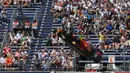 Mobil pebalap Red Bull, Max Verstappen, dievakuasi setelah menabrak dinding pembatas saat kualifikasi pertama F1 GP Monako, Sabtu (28/5/2016). (Bola.com/Twitter/F1)