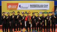 Tim putra Indonesia memamerkan medali emas di Kejuaraan Bulutangkis Asia Beregu 2018 di Alor Setar, Malaysia, Minggu (11/2/2018). Indonesia mengalahkan China 3-1 di final. (PBSI)