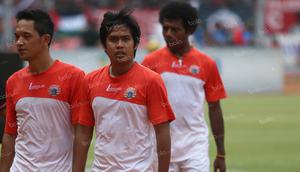 Egy Melgiansyah (tengah) saat membela Persija Jakarta. (Bola.com/NIcklas Hanoatubun)