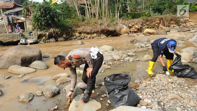 Semangat Polantas Bersih-Bersih Sungai di Bogor