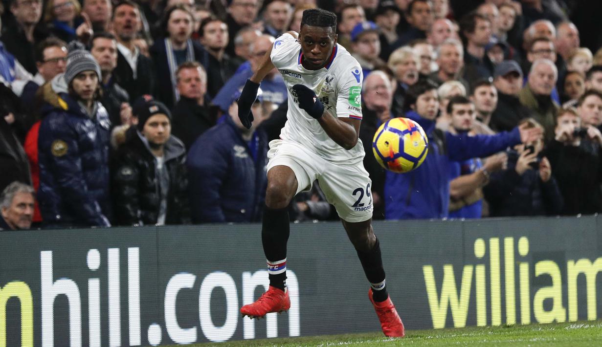 MU harus merogoh kocek senilai 50 juta poundsterling (Rp 896 miliar) untuk mendapatkan Aaron Wan-Bissaka. (Photo by Adrian DENNIS / AFP)