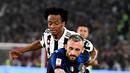 <p>Gelandang Inter Milan Marcelo Brozovic (depan) berebut bola dengan pemain tengah Juventus Juan Cuadrado pada final Coppa Italia di Stadion Olimpico, Roma, Kamis (12/5/2022) dini hari WIB. Inter Milan juara Coppa Italia 2021/2022 usai menang 4-2 atas Juventus lewat babak perpanjang waktu. (Isabella BONOTTO / AFP)</p>