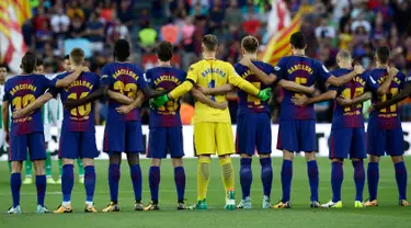 Pemain Barcelona mengheningkan cipta sebelum melakoni laga pekan pertama Liga Spanyol melawan Real Betis di Stadion Camp Nou, Minggu (20/8). Aksi tersebut sebagai bentuk duka cita atas serangan teror di pusat Kota Barcelona. (AP Photo/Manu Fernandez)